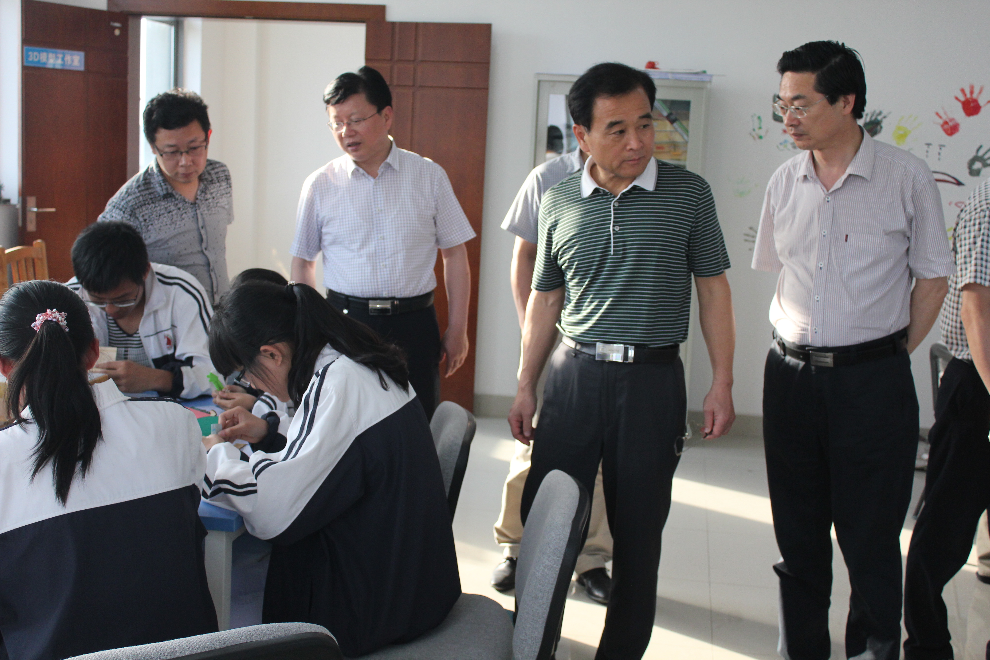 省科學(xué)教育特色學(xué)?？荚u(píng)組檢查驗(yàn)收我?？茖W(xué)教育工作