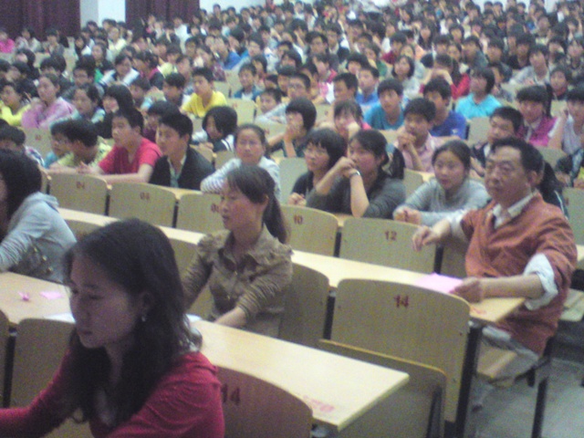 “唱響春天”歌唱比賽在報(bào)告廳圓滿舉行 “唱響春天”歌唱比賽在報(bào)告廳圓滿舉行